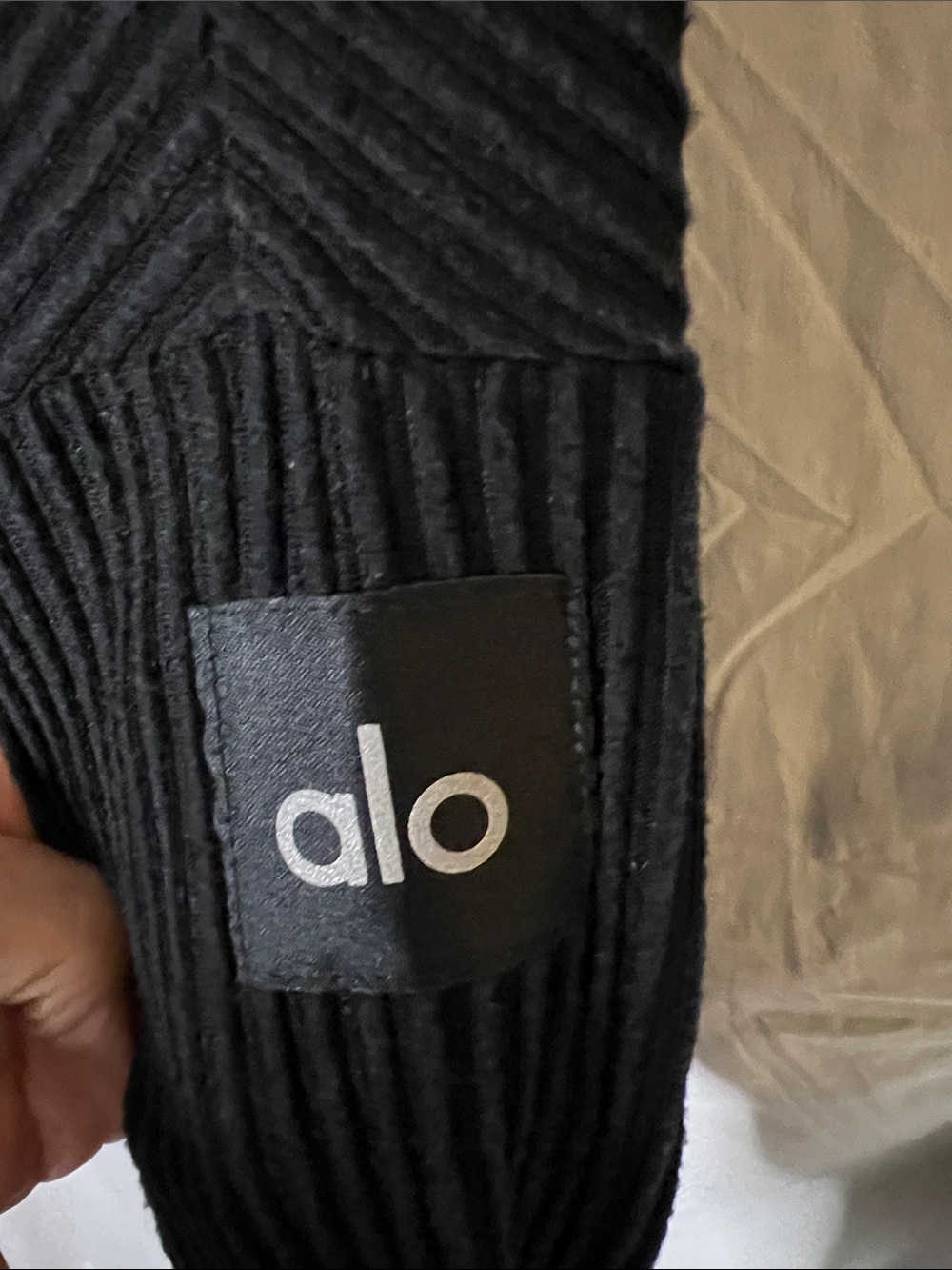 ALO Yoga Black Ribbed V-Neck Cropped Sweatshirt - Picture 4 of 11